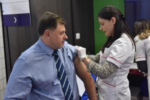 Prof.Univ.Dr. Alexandru Rafila se vaccineaza antigripal